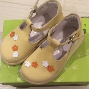 NWOT Aster girls yellow leather maryjanes-Size 7