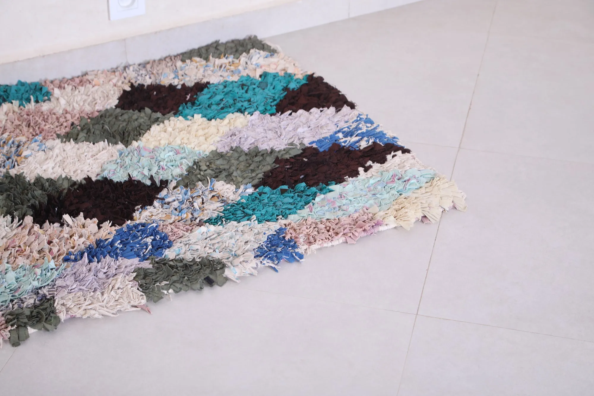Small Shaggy Moroccan Rug 2.6 X 4.9 Feet