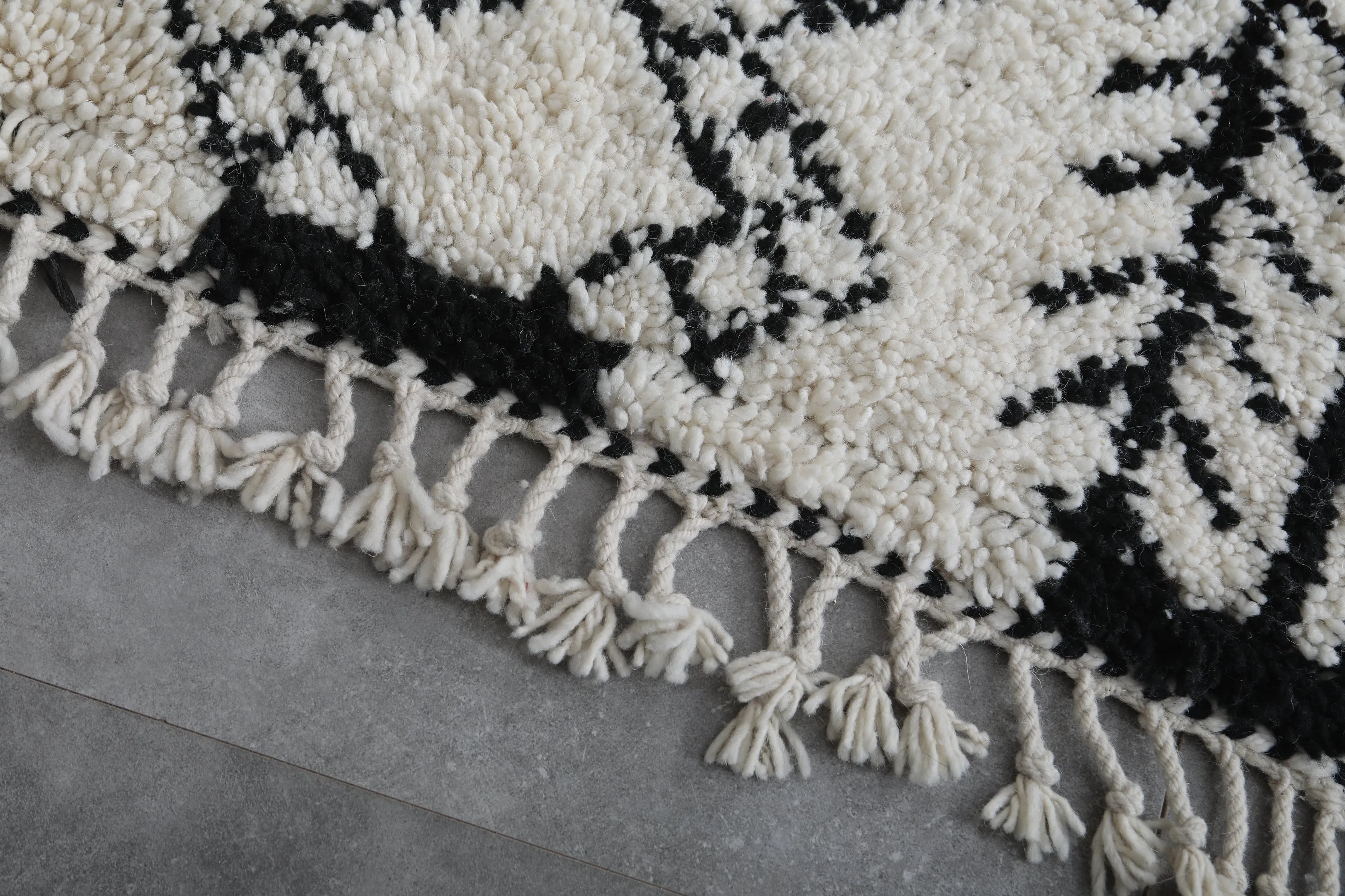 White and Black Moroccan Rug 4.6 X 7.8 Feet