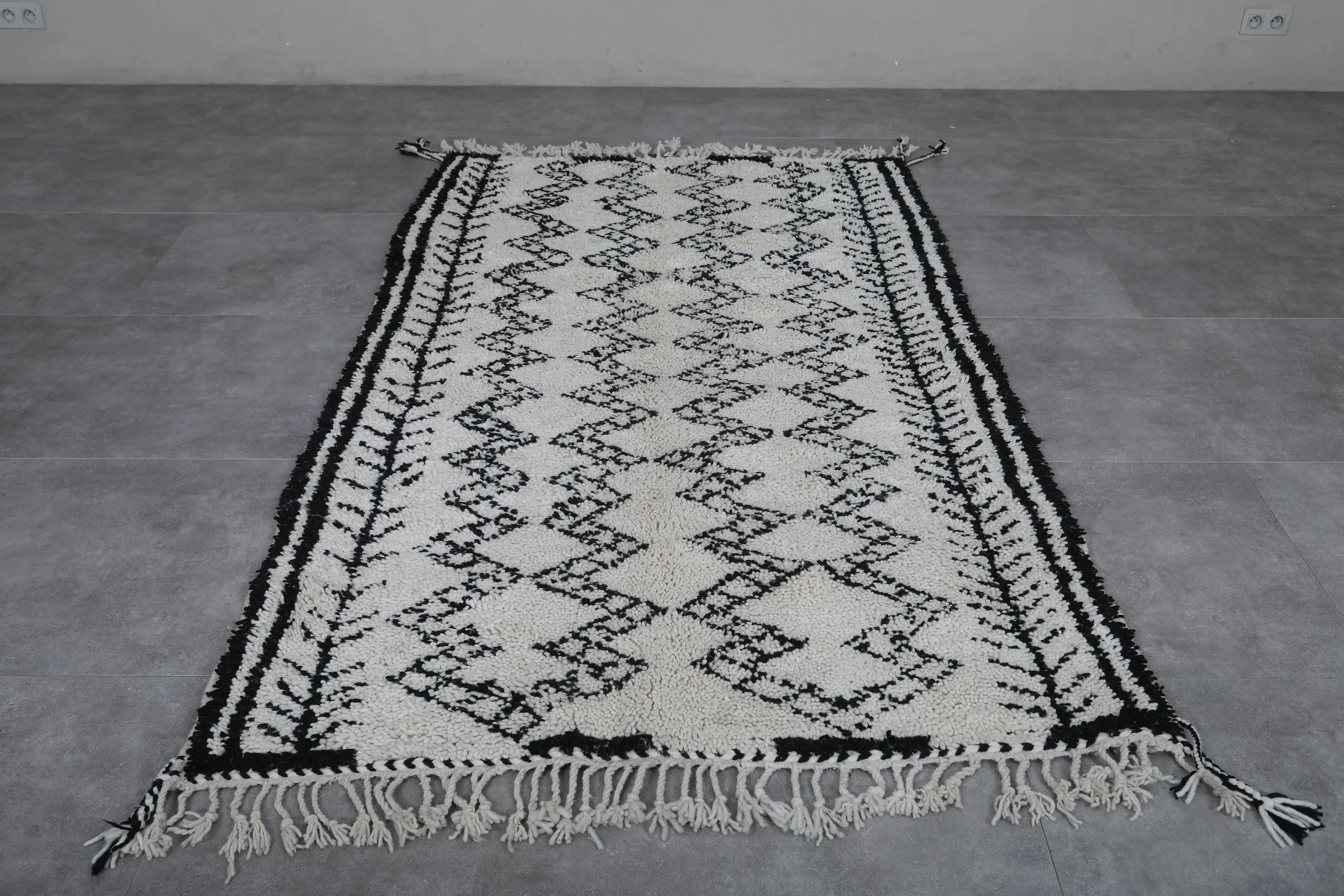 White and Black Moroccan Rug 4.6 X 7.8 Feet