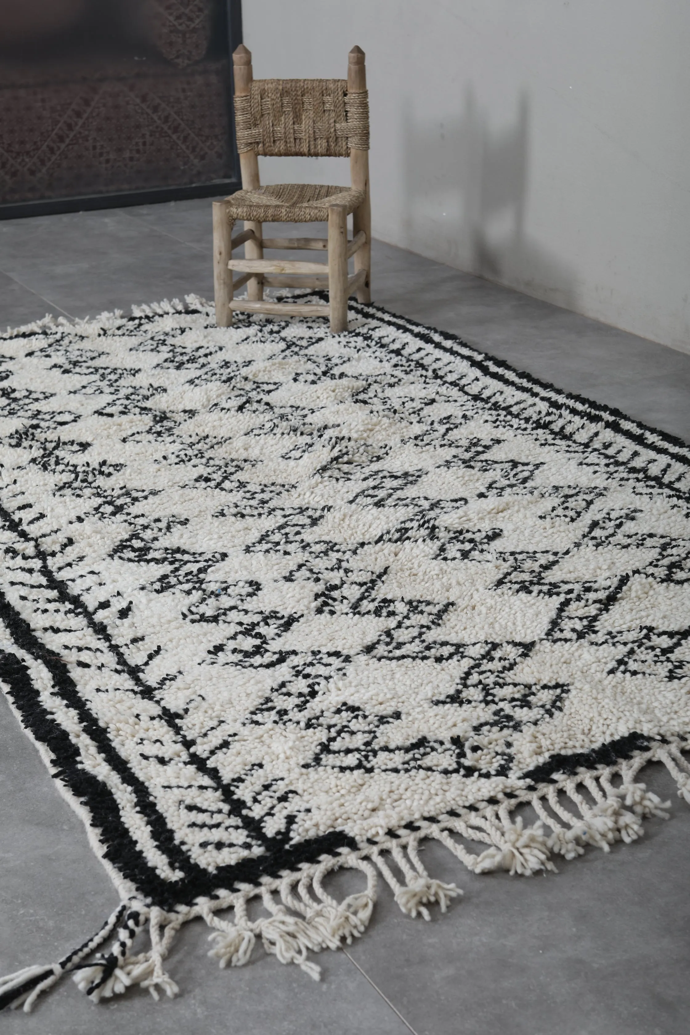 White and Black Moroccan Rug 4.6 X 7.8 Feet